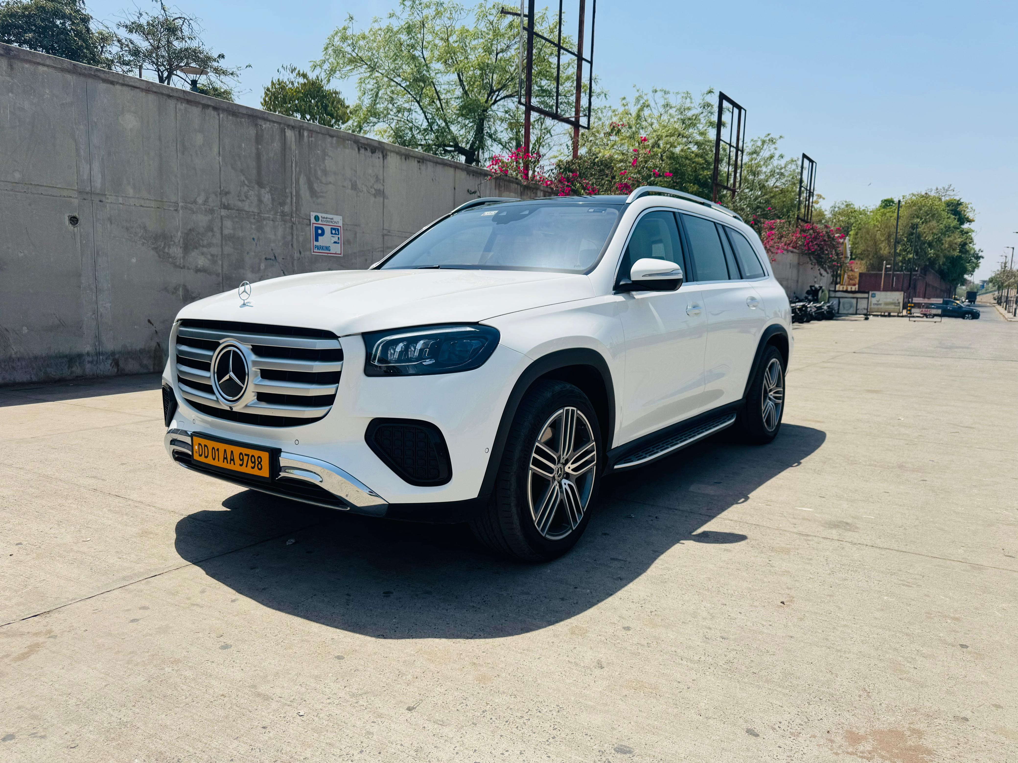 Range Rover luxury SUV hire for events in Ahmedabad